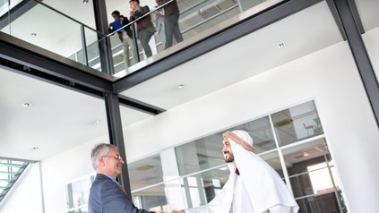 Arabischer Mann schüttelt Geschäftsmann die Hand