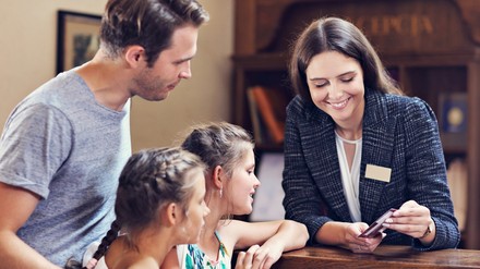 Eine Familie in einem Hotel