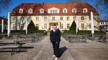 Salina Worm vor Schloss Diedersdorf