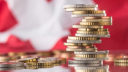 Geld vor der Schweizer Flagge