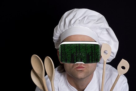 Ein Koch mit einer Datenbrille