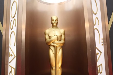Oscar Statue