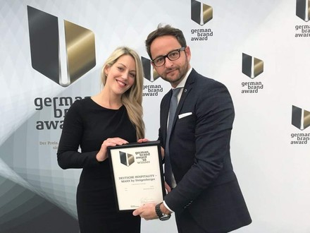 Zwei Geschäftsleute nehmen den German Brand Award entgegen