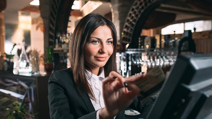 Eine Kassiererin in einem restaurant