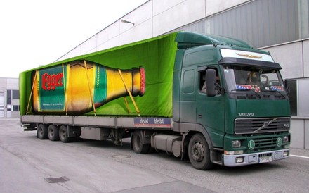 Ein LKW der Brauerei Egger