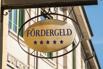Ein Hotelschild mit der Aufschrift Fördergelder