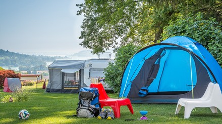 Blick auf Zelte und den Ausblick des Camping Hüttenberg