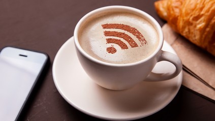 Eine Tasse Kaffee mit WLAN-Zeichen