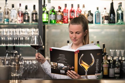 Eine Schülerin liest ein Buch aus dem Trauner Verlag