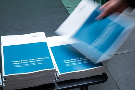 Zwei Stapel der Ausgabe des zweiten Berichts zu den Auswirkungen des gesetzlichen Mindestlohns
