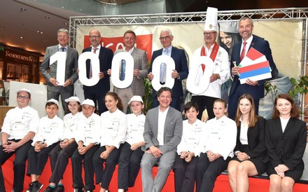 Überreichung der 10.000 Euro von ATRIO für die Fachberufsschule Warmbad Villach (v. l.): LH Peter Kaiser, SES Geschäftsführer Christoph Andexlinger, Bgm. Günther Albel, FBS-Dir. Reinhard Angerer, Projektleiter Günter Walder, ATRIO Center-Manager Richard Oswald und NR Peter Weidinger (sitzend), Schirmherr der „Miniköche“. (© Florian Proprenter)
LH Peter Kaiser, Christoph Andexlinger, Günther Albel, Reinhard Angerer, Günter Walder, Richard Oswald und Peter Weidinger bei der Überreichung von 10.000€ für die Fachberufssschule Warmbad Villach