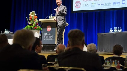 Christian Lindner am Rednerpult beim IHA-Hotel Kongress