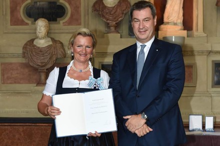 Angela Inselkammer bekommt von Markus Söder den Bayerischen Verdienstorden
