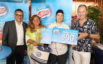 (v. l.): Hannes Wieser (Geschäftsführer Froneri Austria), Eva Nikendei (Head of Marketing Froneri Austria), Gewinnerin Dora Andrea Kucsora und Summerstage-Hausherr Ossi Schellmann