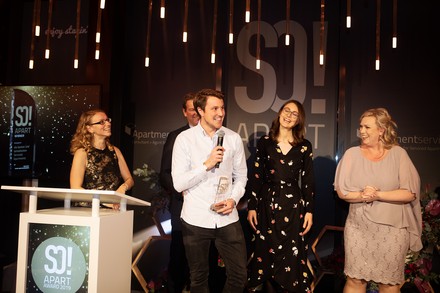 Hannibal DuMont Schütte (am Mikrofon), Geschäftsführer und Gründer der Stayery, nimmt den So!Apart Award in der Kategorie „Neu und Besonders“ entgegen