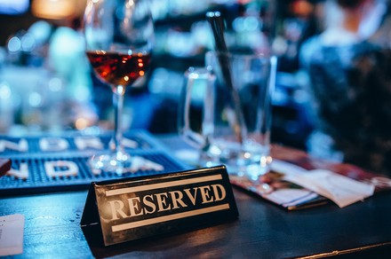 Ein Reserviert-Schild auf einem Tisch
