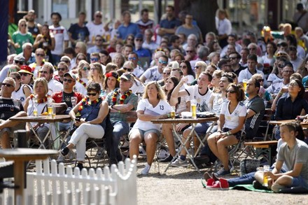 Menschen beim Public-Viewing der Fußball-Weltmeisterschaft in einem Biergarten