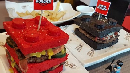 Burger-Brötchen in Form von übergroßen Lego-Steinen