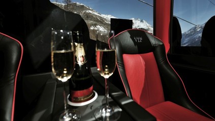 Eine Berggondel mit luxuriösen Sitzen und einer Flasche Prosecco