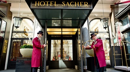 Eingang des Hotel Sacher in Wien