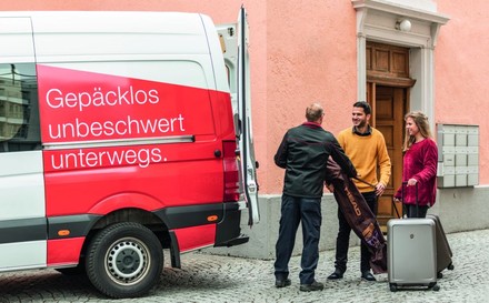 Lieferservice bringt Urlaubsgepäck zum Quartier der Gäste