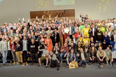 Eine Gruppe Menschen auf einer Bühne