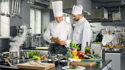 Zwei Köche mit veganen zutaten