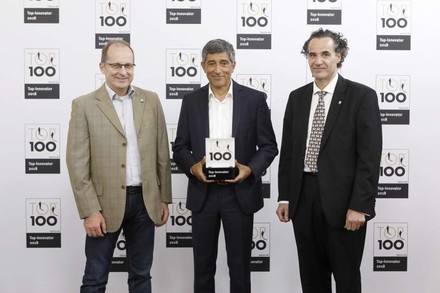 Der Gewinner des TOP Innovator 2018 mit zwei Juroren