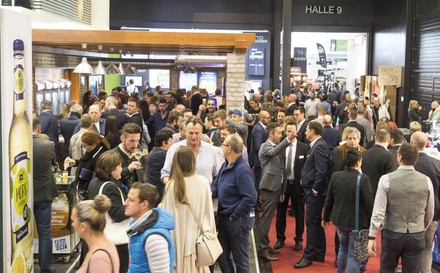 Besucher auf der „Alles für den Gast“