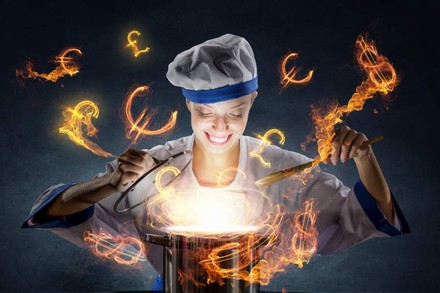 Köchin vor Kochtopf; umherfliegende Währungssymbole