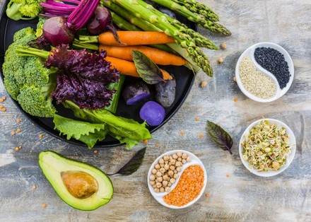 Diverse Gemüsesorten und Nüsse