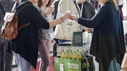 Besucher auf der NordGastro 2016 in Husum probieren neue Getränke