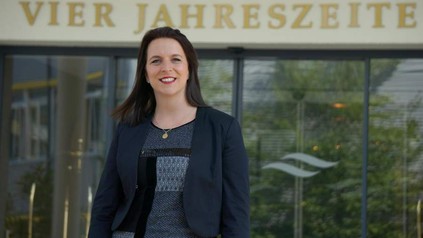 Tanja Waigand vor dem Hotel Vier Jahreszeiten in Starnberg