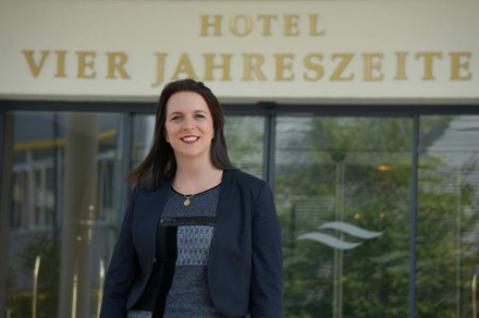 Tanja Waigand vor dem Hotel Vier Jahreszeiten in Starnberg