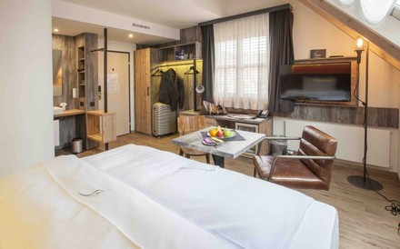 Ein modernes Hotelzimmer