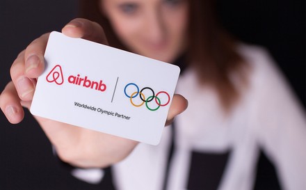 Eine Karte mit dem Airbnb- und dem IOC-Symbol