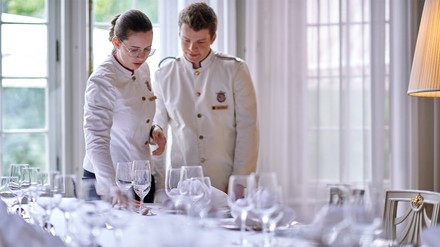 Auszubildende im Service im Schlosshotel Kronberg