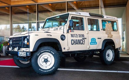 ein Jeep mit dem Logo von Fair Job Hotels