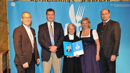 Ministerpräsident Söder bei der Auszeichnungsfeier mit vier weiteren Personen