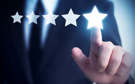 Ein Mann bewertet ein Hotel auf einem Bildschirm