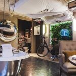 Hotelzimmer mit Bett an der Decke