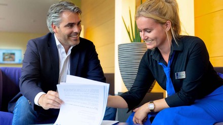 Vertragsunterzeichnung im Blauen Reiter