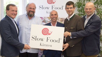 Gottfried Bachler, Eckart Mandler, Martin Gruber und Christian Kresse präsentieren ein Schild auf dem Slow Food Kärnten steht