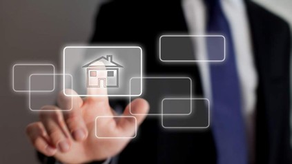 Mann tippt auf animiertes Haus