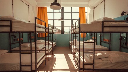 Leere Stockbetten in einer Jugendherberge
