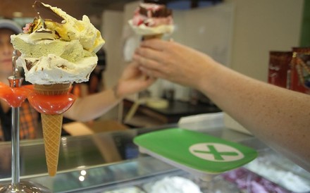 Eine Eisdiele mit außergewöhnlich angerichtetem Eis in der Waffel