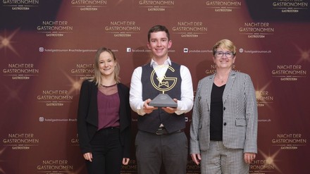 Jacob Schümperli mit Vorjahressiegerin Laura Loosli und Esther Lüscher, Präsidentin Hotel & Gastro Union.