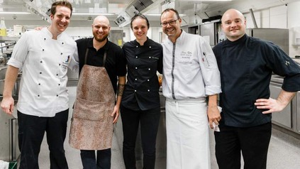 Matthias Baltz, Henrik Jyrk, Tiiti Qvarnström, Hendrik Otto und Mathias Apelt in einer Küche