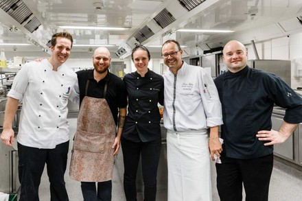 Matthias Baltz, Henrik Jyrk, Tiiti Qvarnström, Hendrik Otto und Mathias Apelt in einer Küche