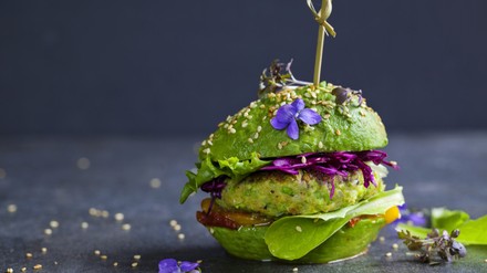 Veganer Burger mit grünem Brötchen